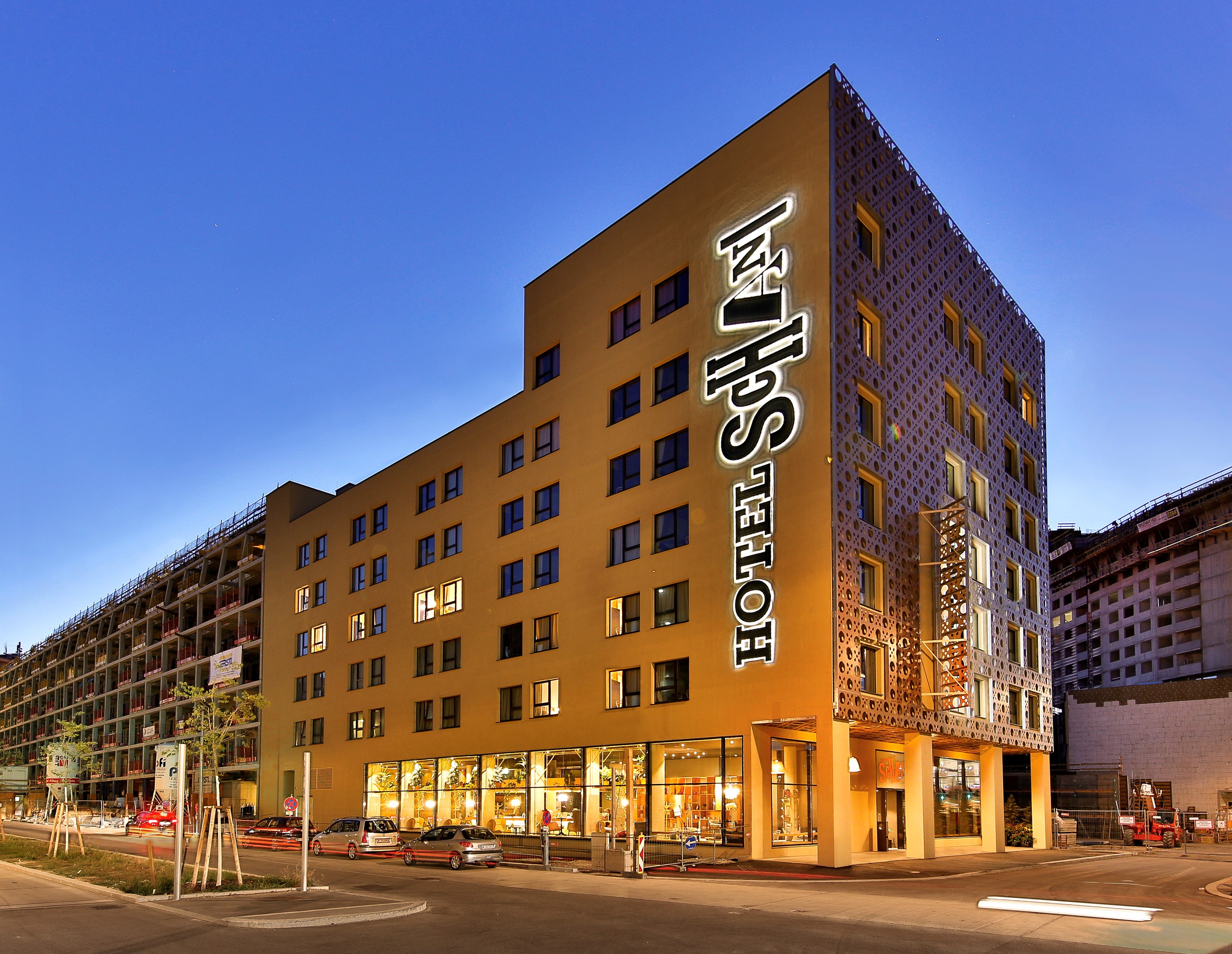 Bleisure Travel: 10 Business Hotels That Combine Productivity With Fun Bleisure Travel: 10 Business Hotels That Combine Productivity With Fun