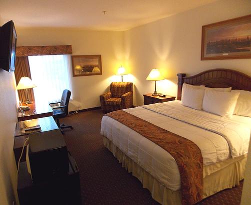 Brookside Inn & Suites - White City - Bedroom