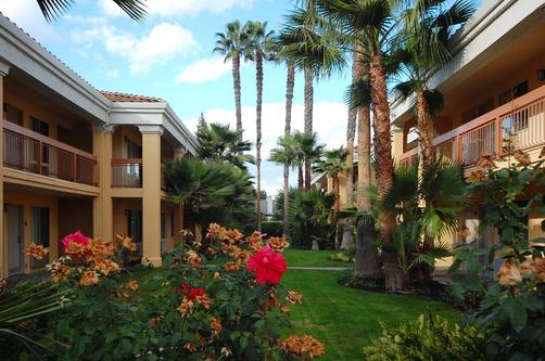 Best Western Palm Court Inn - Modesto - Building