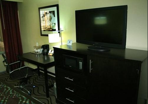 Clarion Hotel Airport & Conference Center - Charlotte - Bedroom