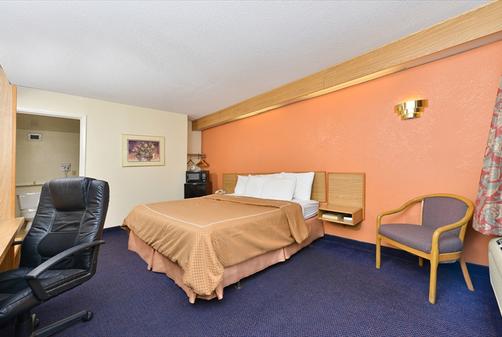 Days Inn Charlotte Northlake - Charlotte - Bedroom