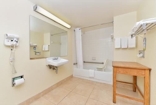 Days Inn Charlotte Northlake - Charlotte - Bathroom