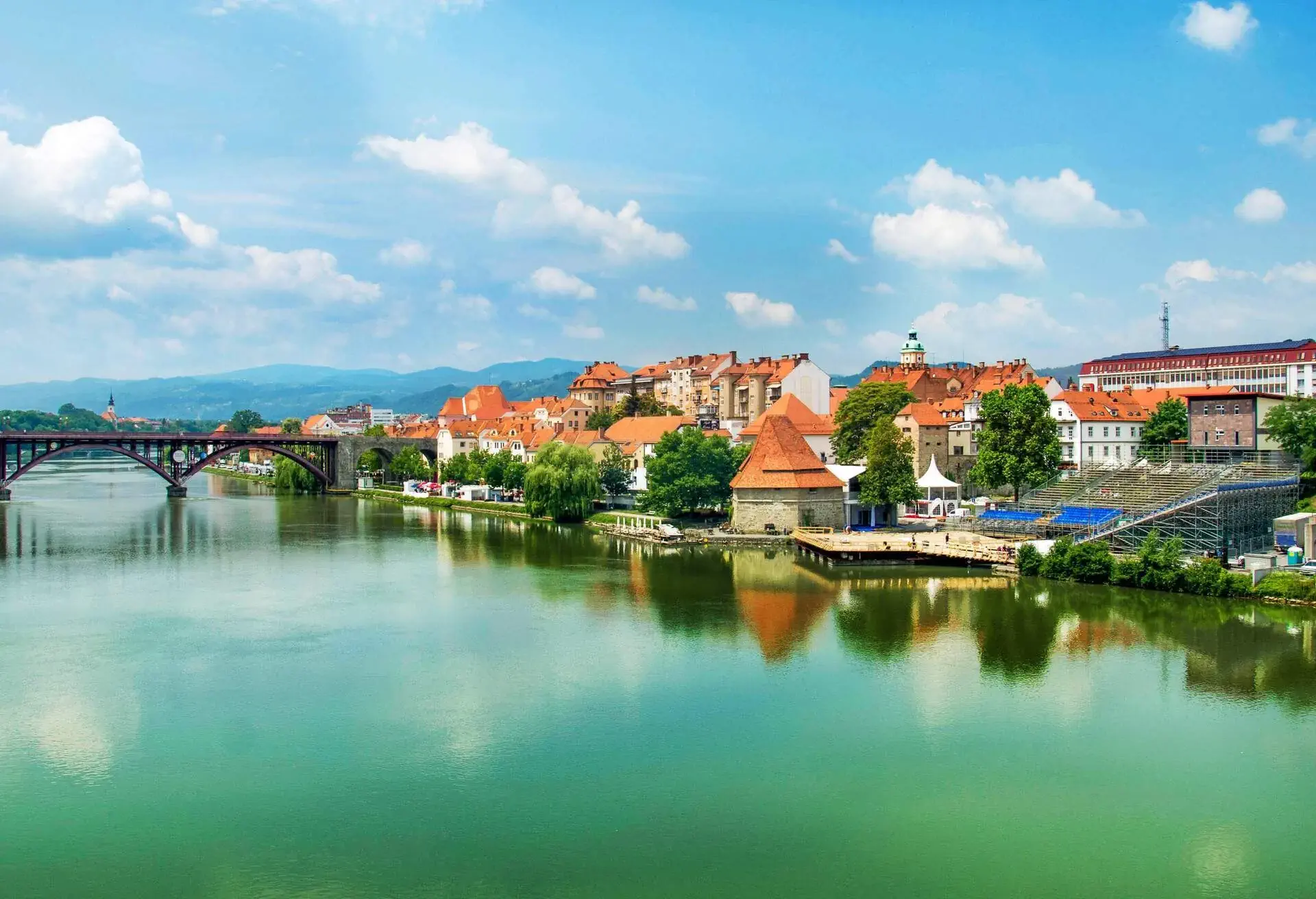 DEST_SLOVENIA_DRAVA_MARIBOR_GettyImages-517238353