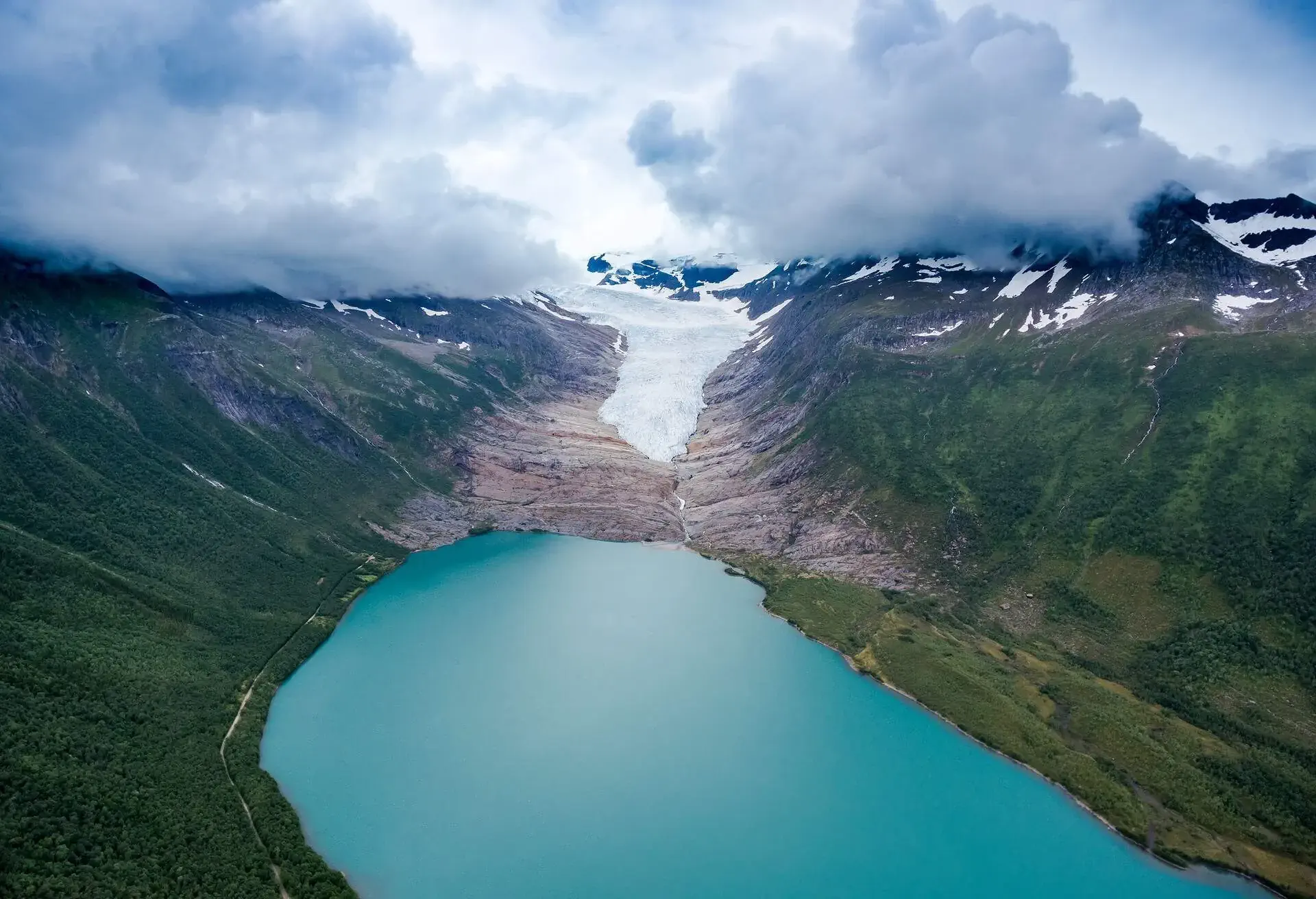 DEST_NORWAY_SVARTISEN-GLACIER-GettyImages-626467152