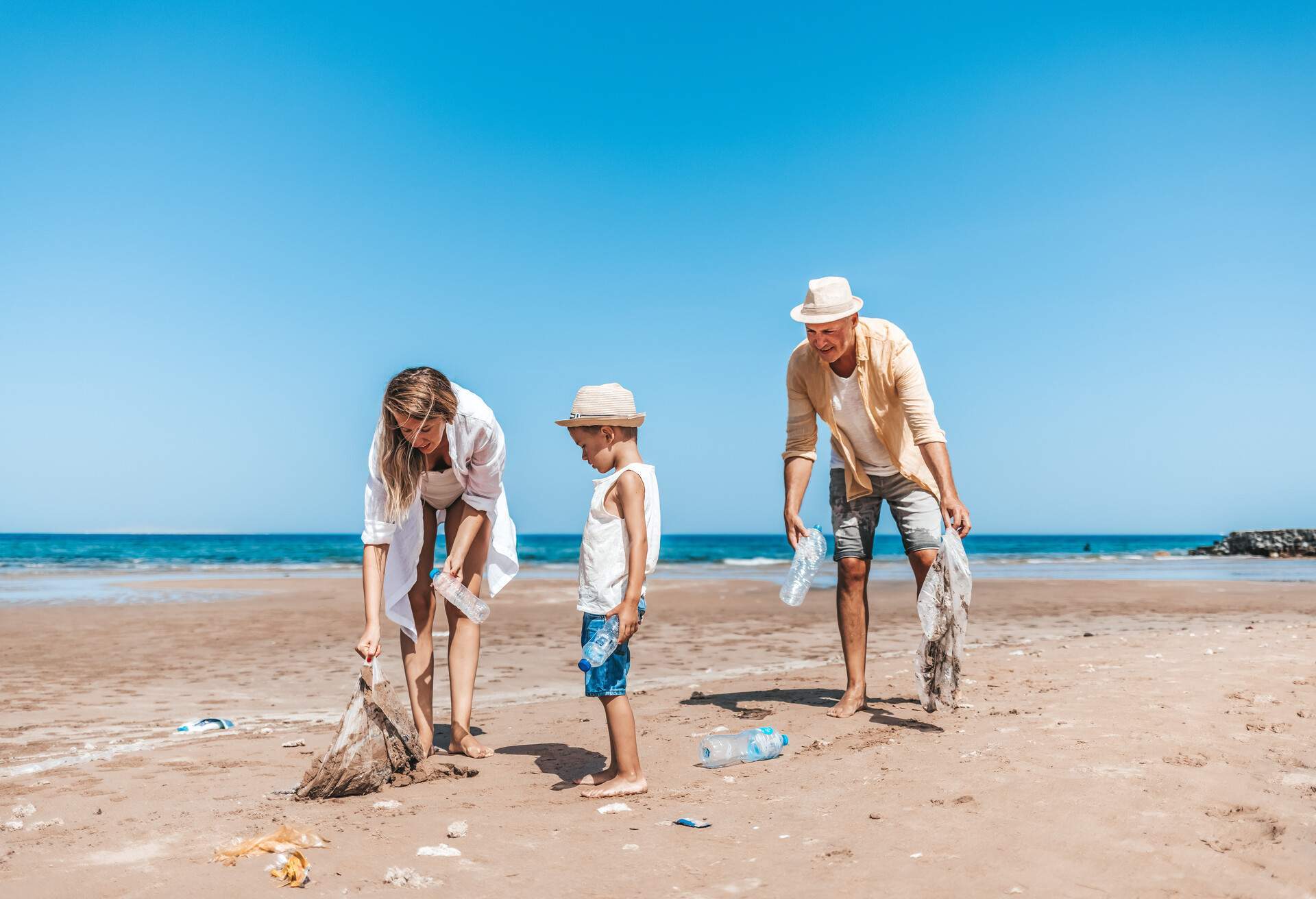 THEME_BEACH_PEOPLE_PLASTICS_CLEANUP_VOLUNTEERS-GettyImages-1342471323