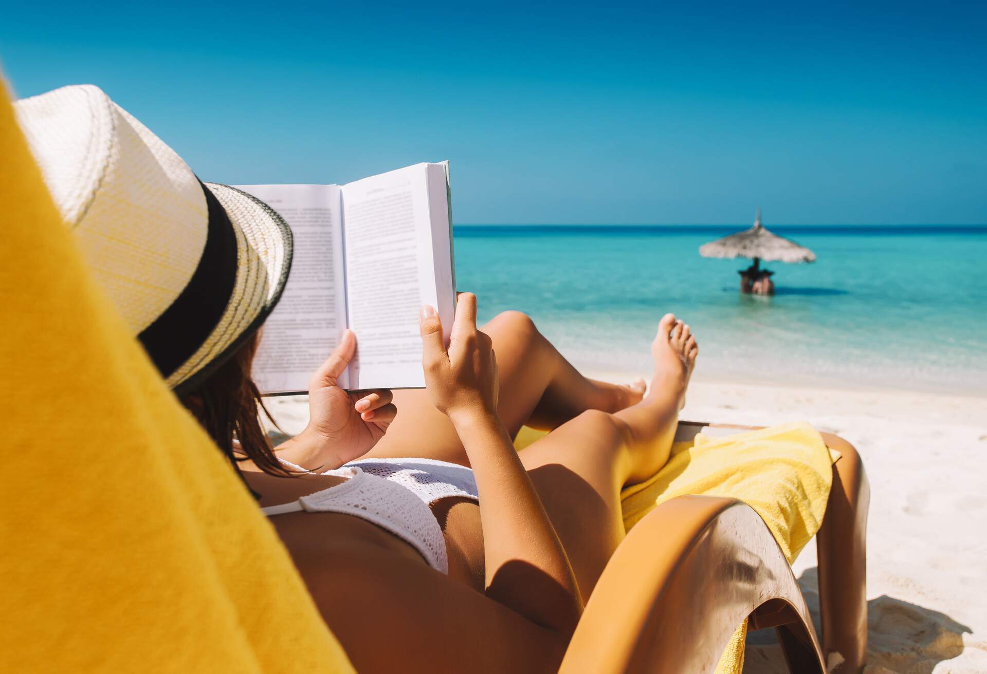 THEME_PEOPLE_BOOK_READING_BEACH_TRAVEL_VACATION-GettyImages-664474198