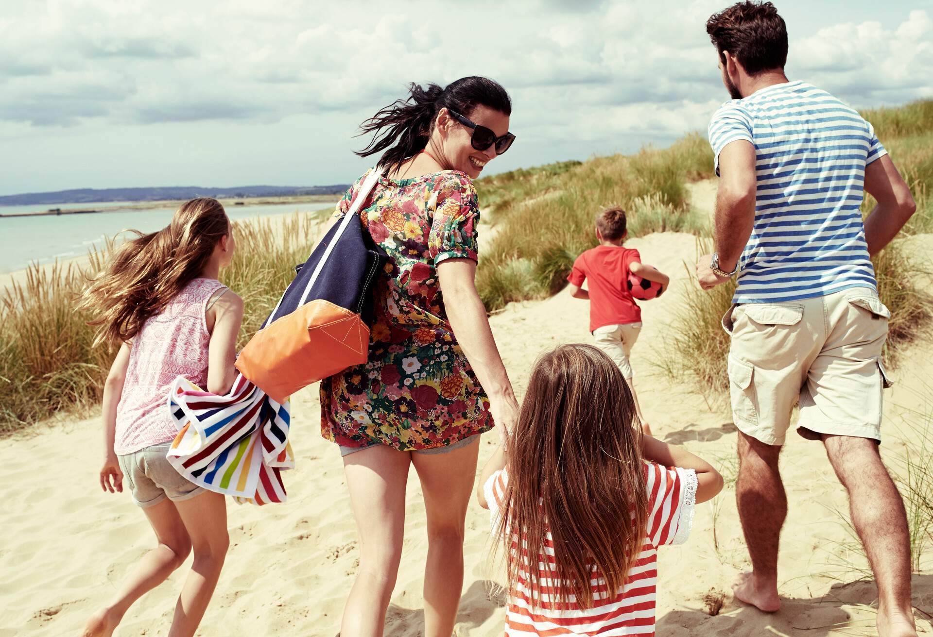 THEME_PEOPLE_FAMILY_BEACH-GettyImages-510250407