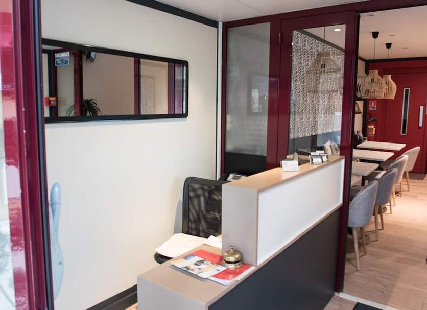 Front desk Photo