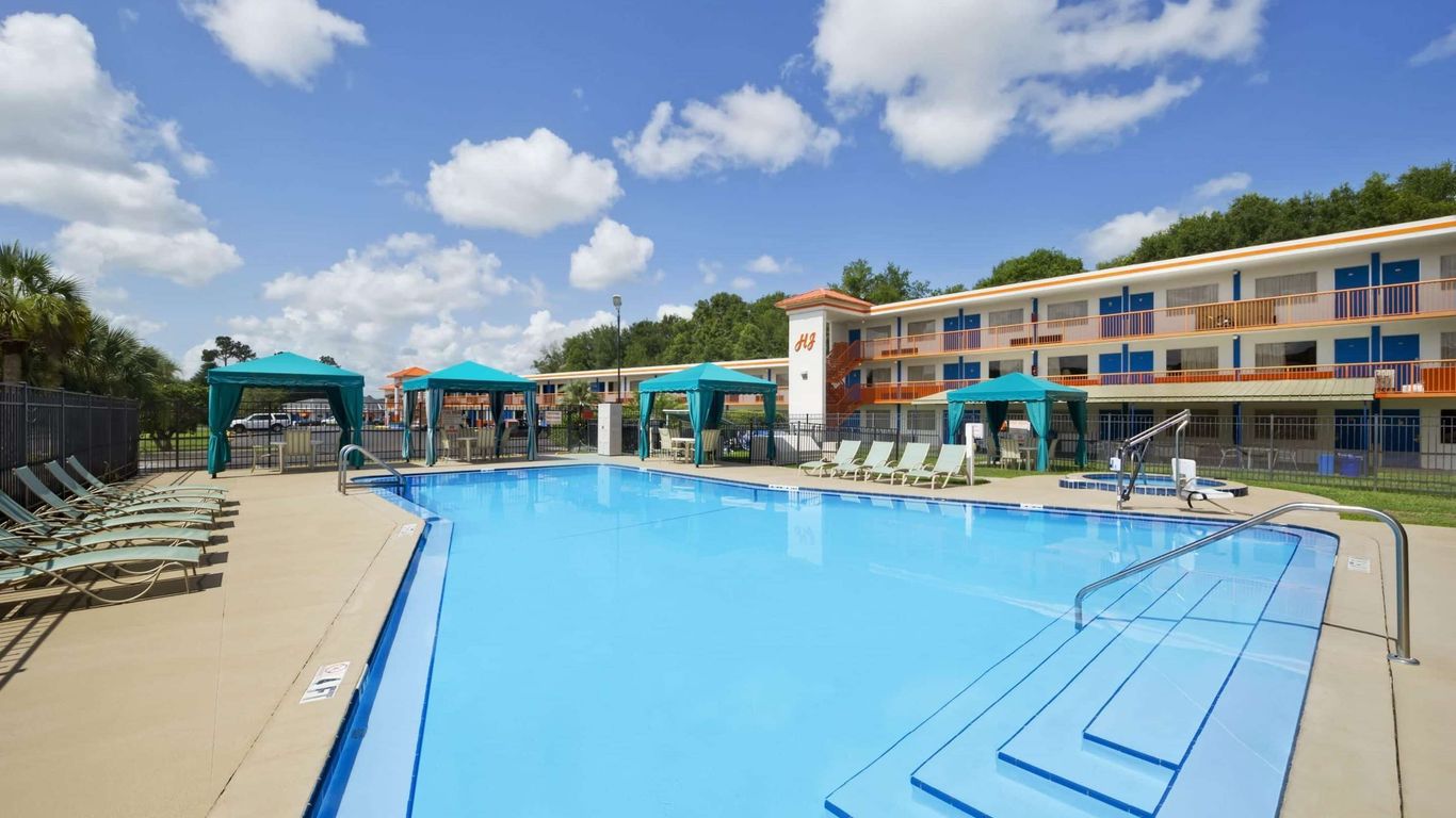 Howard Johnson by Wyndham Ocala FL ₹ 5,450. Ocala Hotel Deals & Reviews