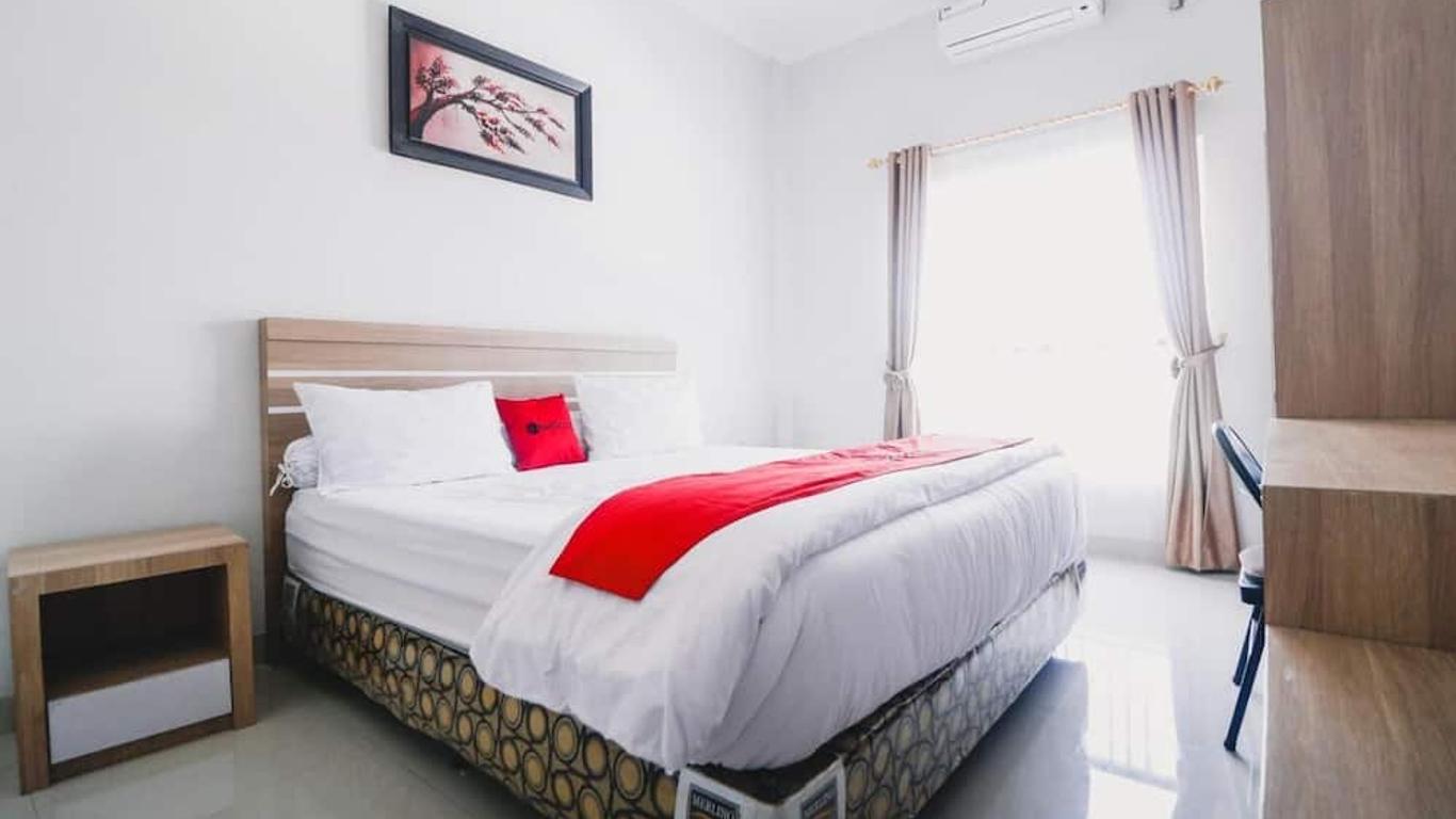 RedDoorz near Hermes Place Polonia Medan