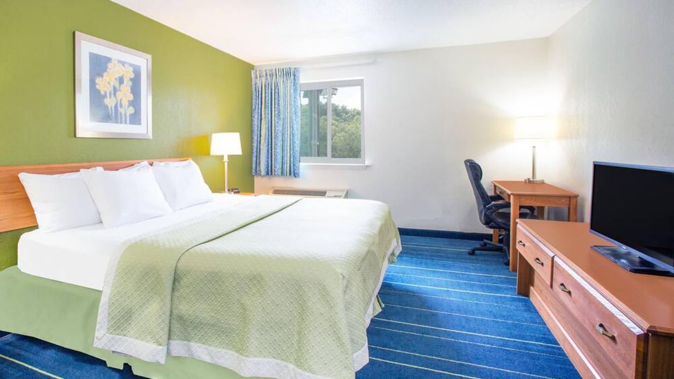 Days Inn & Suites by Wyndham Bridgeport - Clarksburg