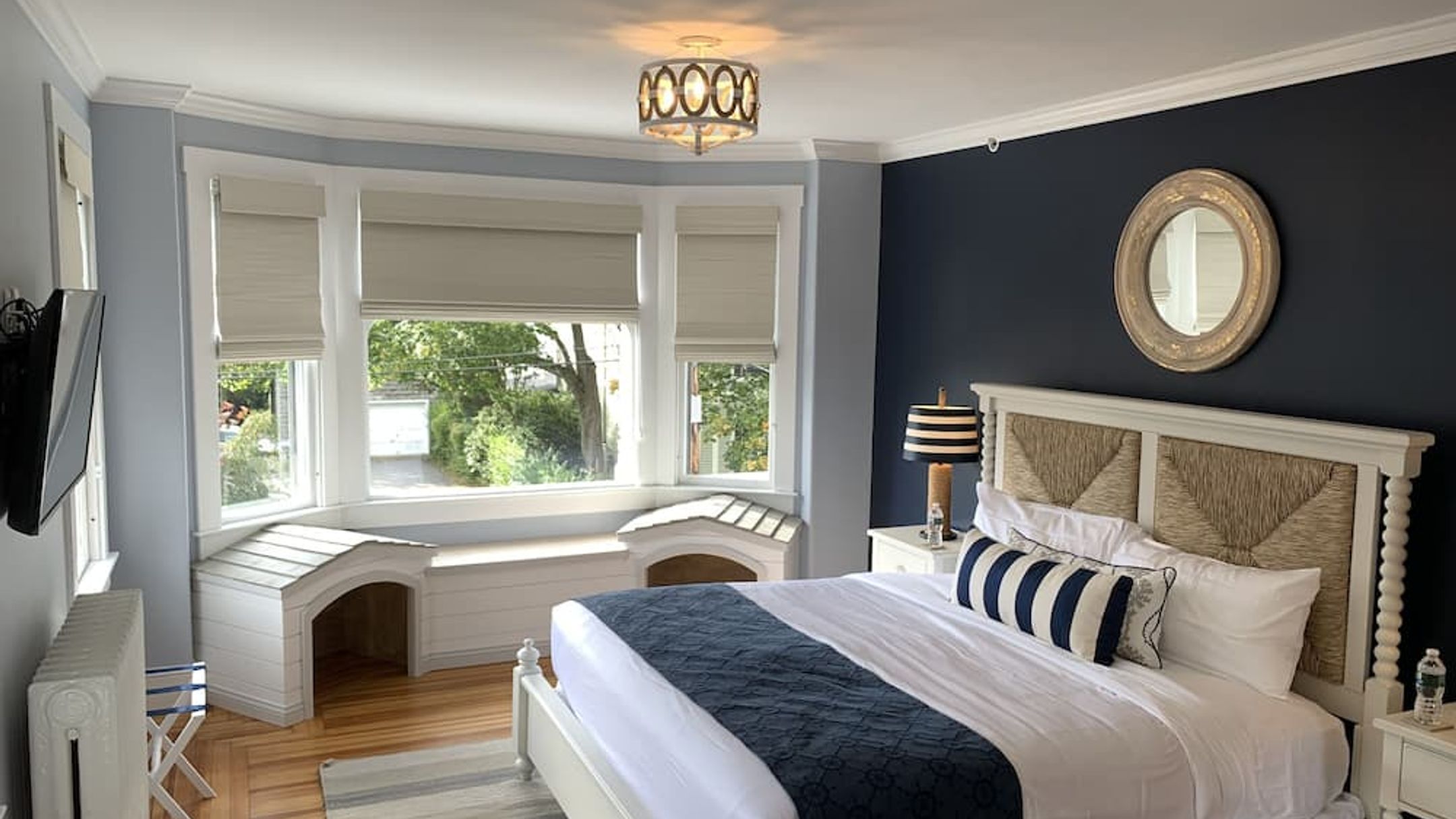 Paws on Pelham ₹ 10,411. Newport Hotel Deals & Reviews KAYAK