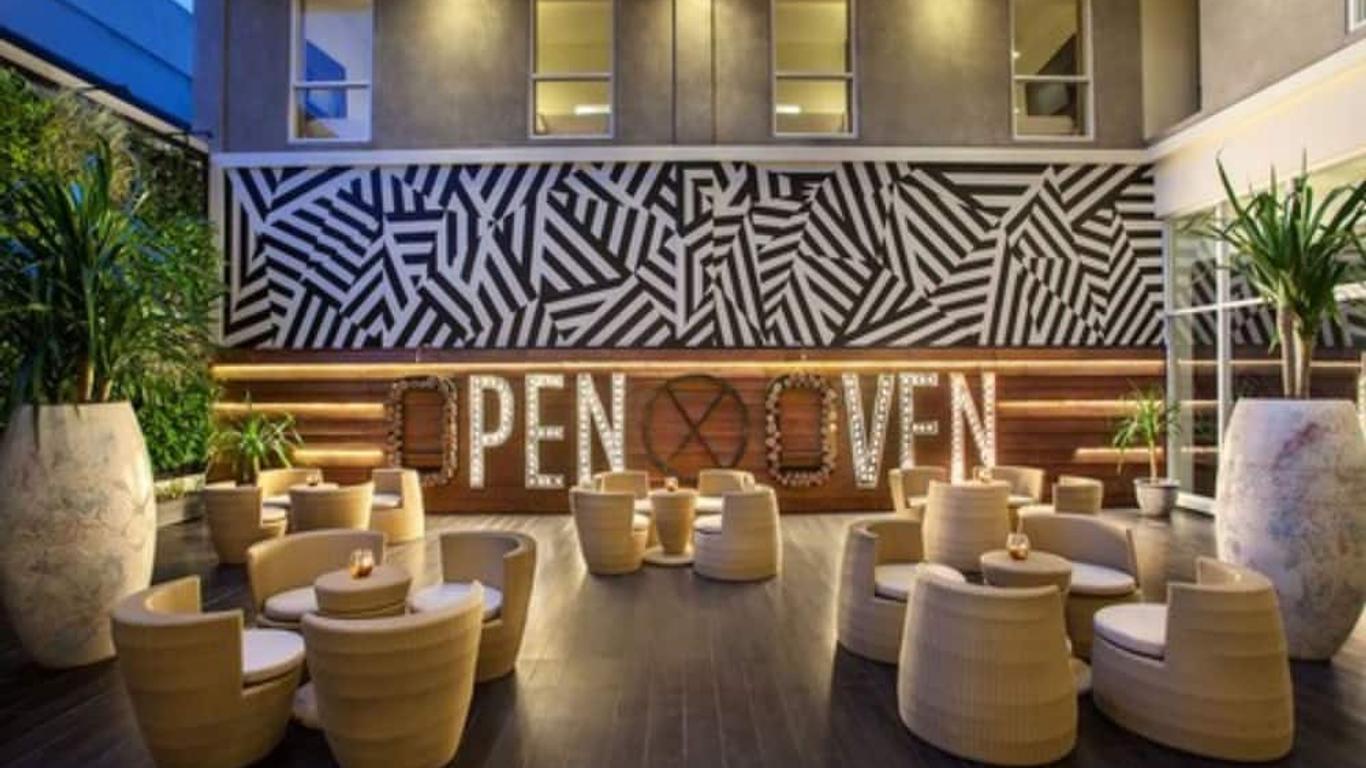 Maxonehotels At Tidar Surabaya