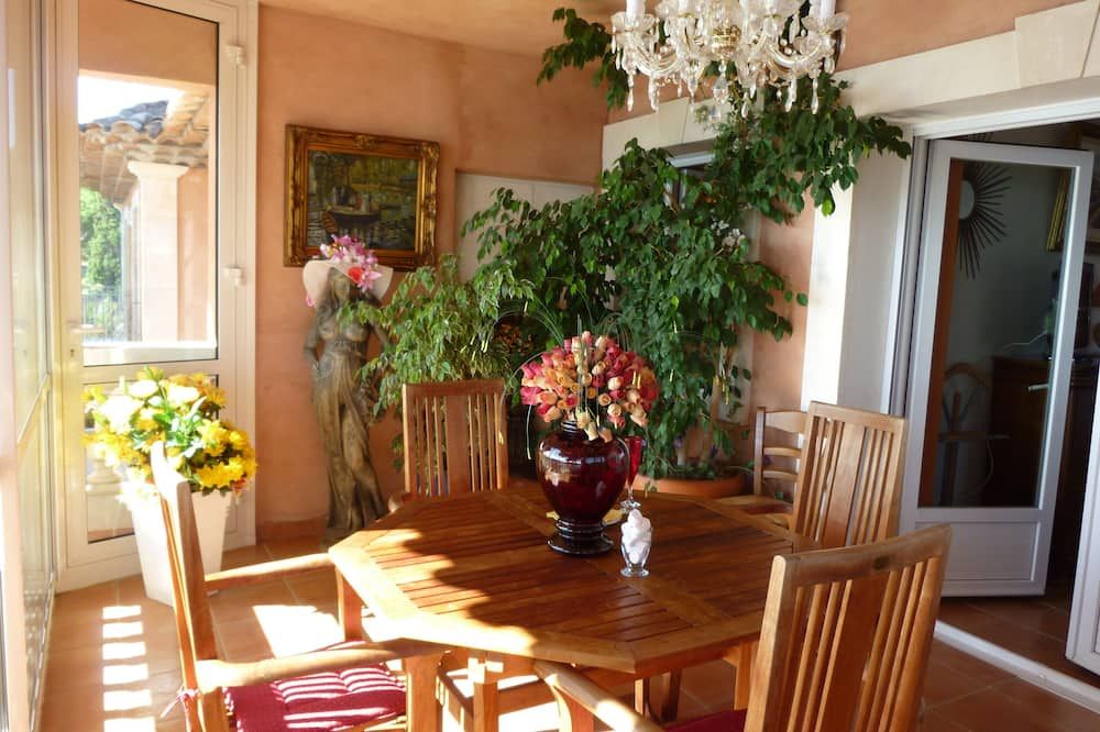 Dining room Photo