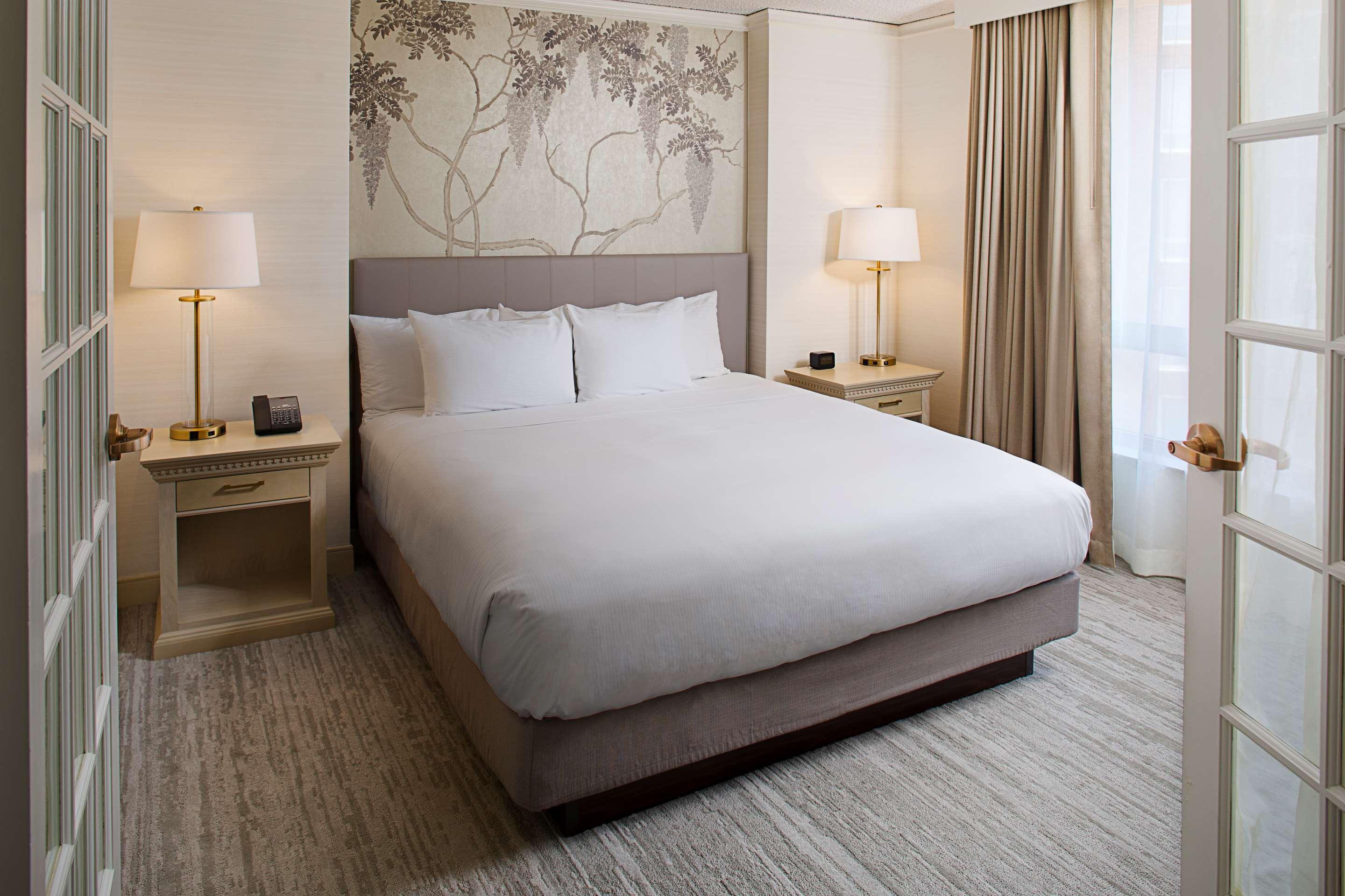 The Candler Hotel Atlanta, Curio Collection by Hilton Rooms: Pictures &  Reviews - Tripadvisor