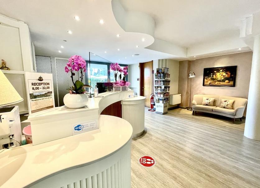 Front desk Photo