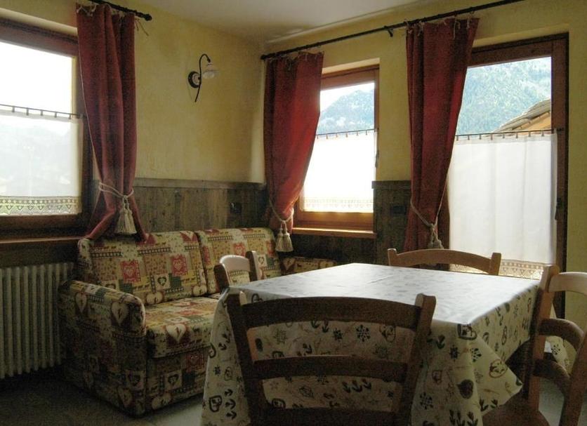 Dining room Photo