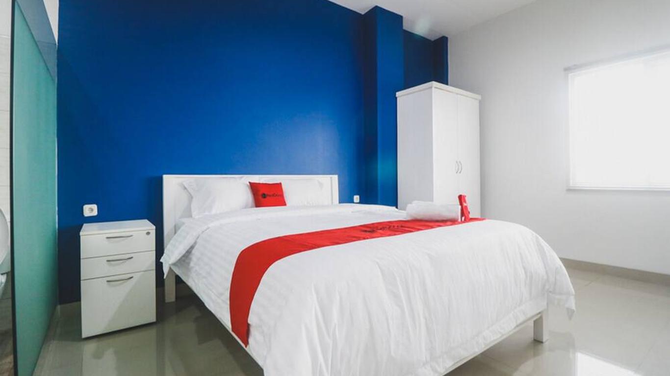 RedDoorz Plus near Living Plaza Jababeka