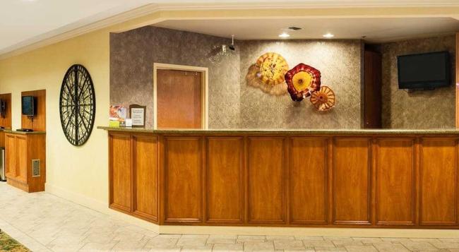 Mediterranean Inn - Seattle - Front desk