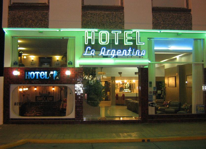 Hotel entrance Photo