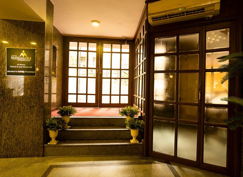 Hotel entrance Photo