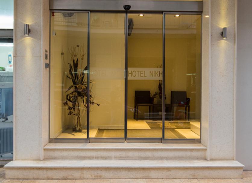 Hotel entrance Photo