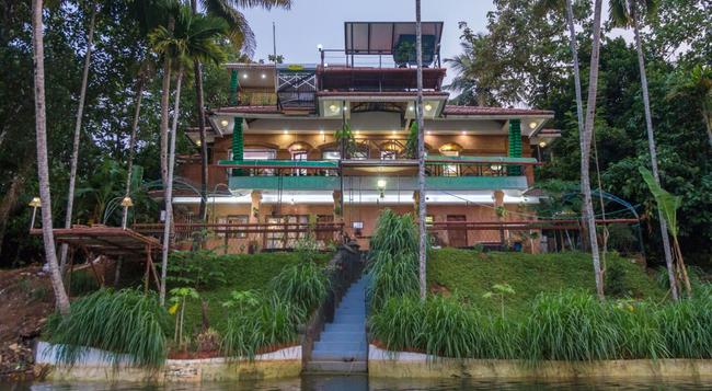 Reminiscene Ayurveda Yoga Retreat - Kochi - Building