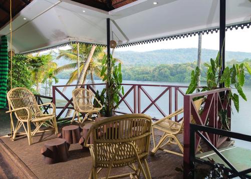 Reminiscene Ayurveda Yoga Retreat - Kochi - Balcony