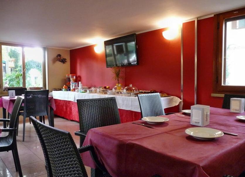 Dining room Photo
