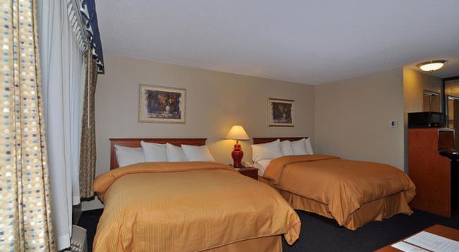 Clarion Inn & Suites - Stockton - Bedroom
