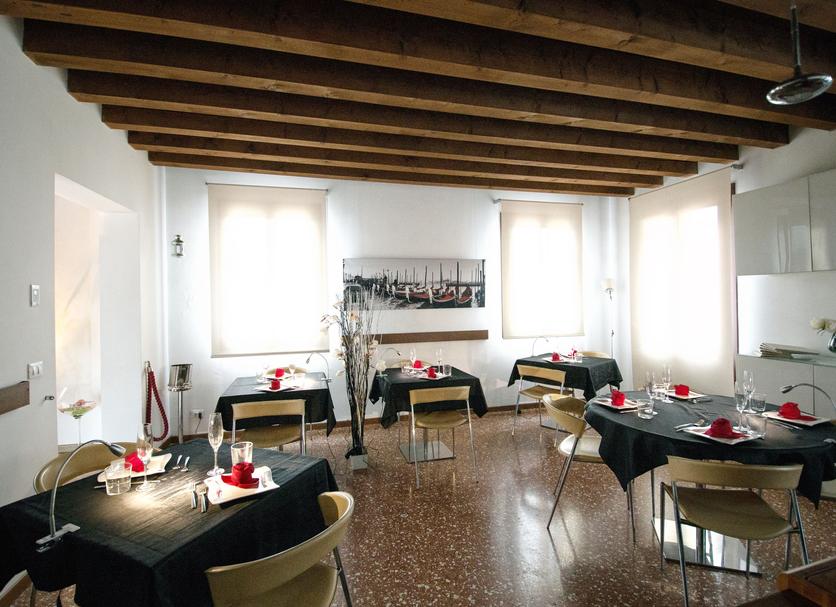 Dining room Photo